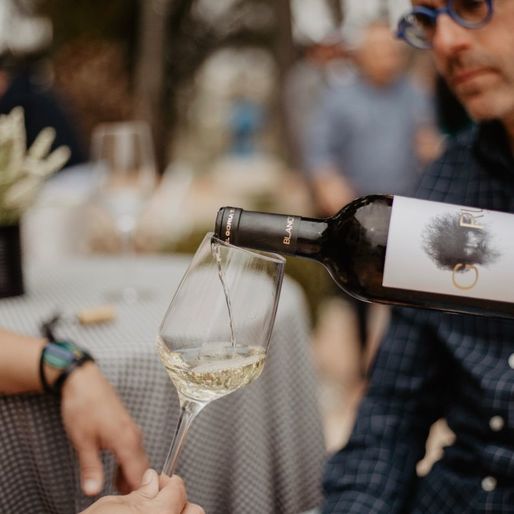 Vinul zilei: un cupaj alb din regiunea Murcia, sud-estul Spaniei, un vin agreabil, ușor de băut, cu note olfactive de soc, iasomie și petale de trandafir, la care se adaugă pe palat aromele de miere și citrice