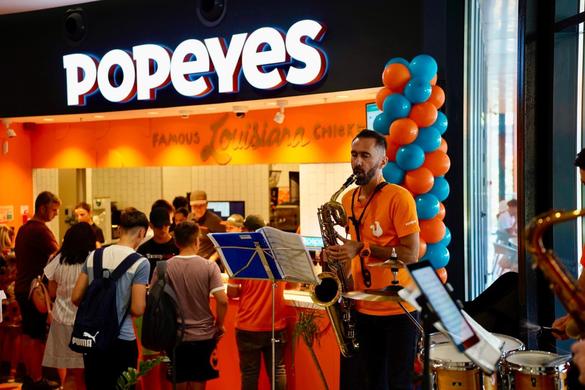 FOTO Popeyes continuă extinderea în România. Deschidere cu saxofon din New Orleans