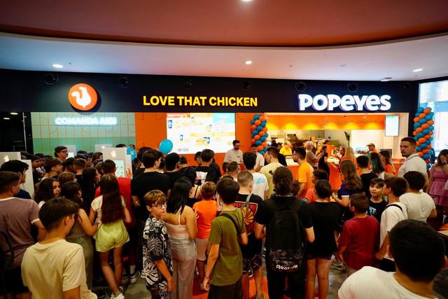 FOTO Popeyes continuă extinderea în România. Deschidere cu saxofon din New Orleans