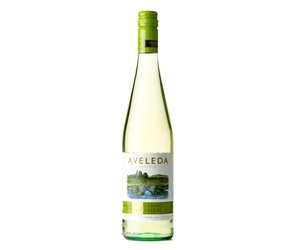 Vinul zilei: un cupaj alb obținut din soiuri locale din regiunea Vinho Verde, Portugalia, un vin dominat de arome proaspete de măr verde și lime. O plăcere - mai ales pe vreme de caniculă