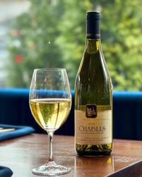 Vinul zilei: un Chablis savuros, cu note olfactive de fructe confiate și citrice, gust elegant și un final persistent, care aduce ușor a lemn dulce
