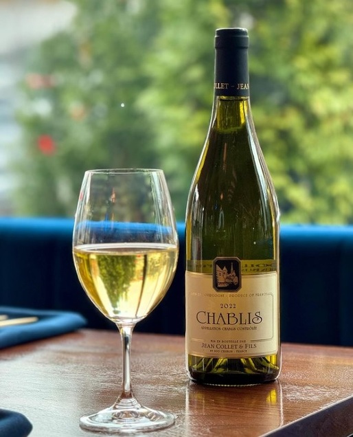 Vinul zilei: un Chablis savuros, cu note olfactive de fructe confiate și citrice, gust elegant și un final persistent, care aduce ușor a lemn dulce