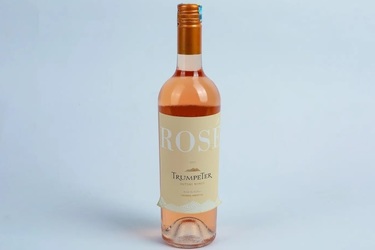 Vinul zilei: un Malbec vinificat în rosé, cu arome de fructe roșii și citrice, cărora li se adaugă tonuri florale. Perfect alături de guacamole, paella, sardine la grătar, fructe de mare sau brânzeturi ușoare
