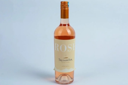 Vinul zilei: un Malbec vinificat în rosé, cu arome de fructe roșii și citrice, cărora li se adaugă tonuri florale. Perfect alături de guacamole, paella, sardine la grătar, fructe de mare sau brânzeturi ușoare