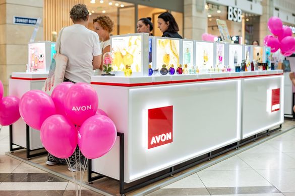 CONFIRMARE FOTO Avon deschide în România primele magazine în franciză, cu un nou GM