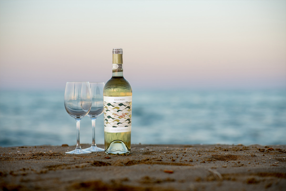 Vinul zilei: un vin alb obținut din struguri Pecorino, cu parfum de mango și flori albe, note urmate pe palat de un mix vioi de ananas și crenguțe de viță-de-vie