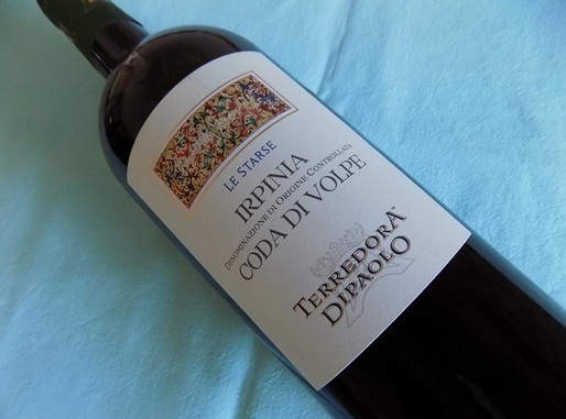 Vinul zilei: un vin alb din regiunea Irpinia, sudul Italiei, un vin solar, care excelează prin senzații citrice, vegetale și minerale. Cotat cu 90 puncte James Suckling