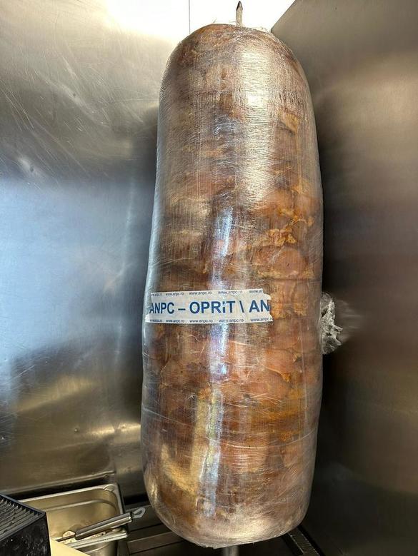 FOTO Patru fast-food-uri ale unui mare lanț din București, închise temporar de ANPC. Au fost găsite muște și gândaci, ustensile și vase de bucătărie uzate, praf și grăsime în corpurile de gătit