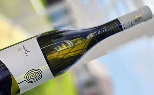 Vinul zilei: un asamblaj complex și elegant de Fetească Albă, Fetească Regală și Fetească Neagră, realizat într-o ediție limitată la 6.285 de sticle. Un vin rafinat, creat în Transilvania, de Darius Pripon