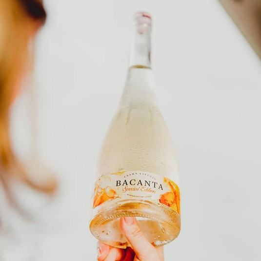 Vinul zilei: un vin rosé sec cu arome exotice de lychee, petale de trandafir și grapefruit roz, completate de o aciditate vibrantă. Savuros alături de tartă cu pere de toamnă și înghețată de caramel