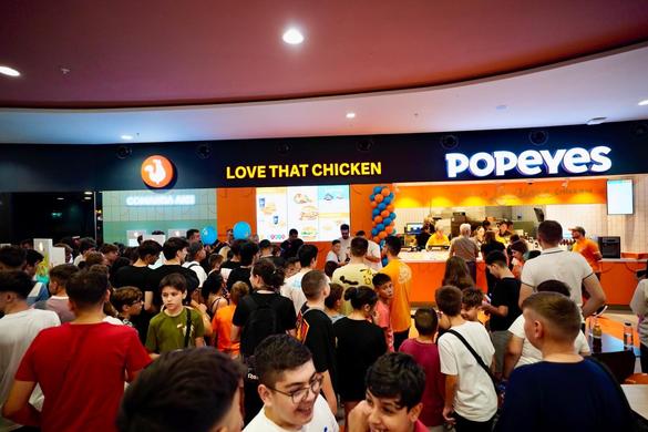 FOTO Popeyes continuă expansiunea în România și deschide un nou restaurant. Inaugurare cu saxofon din New Orleans