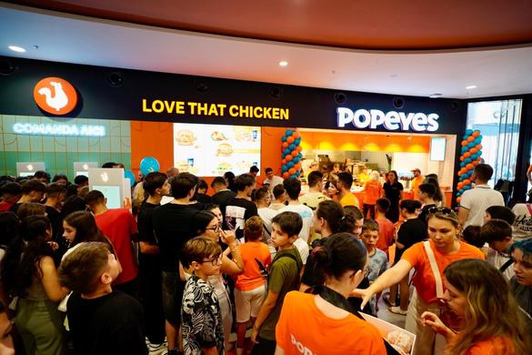 FOTO Popeyes continuă expansiunea în România și deschide un nou restaurant. Inaugurare cu saxofon din New Orleans