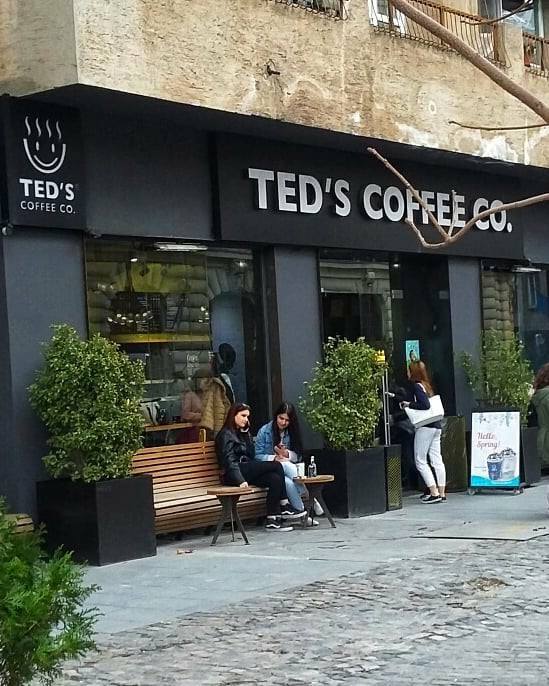 FOTO Vasi Andreica, fondatorul TED’s Coffee, atenționează: Să ceri 5 euro pe un cappuccino în oraș mi se pare strigător la cer. Prețurile nu mai au contact cu realitatea, au luat-o razna, se va răsfrânge împotriva noastră. Pe noi ne-a costat deja! 