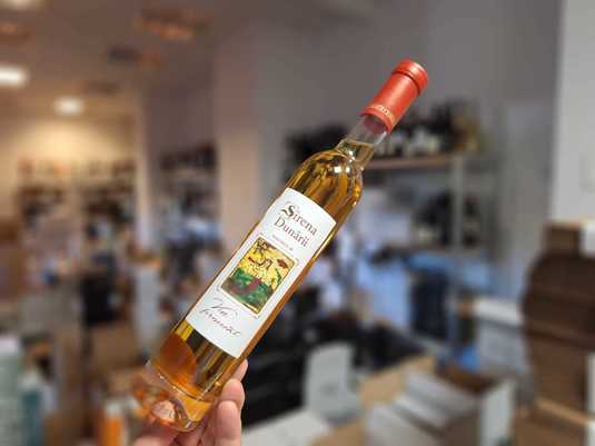 Vinul zilei: un Riesling românesc cu arome de dulceață de gutuie, miere de salcâm, smochine confiate, coajă de portocală și mandarine dulci. Postgust solar, cu impresii de ananas confiat și dulceață de nuci verzi