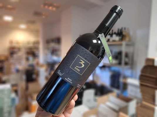 Vinul zilei: un cupaj complex de Sangiovese, Negroamaro și Malvasia Nera, originar din Puglia, sudul Italiei, obținut din struguri bio. Cotat cu 98 puncte Luca Maroni