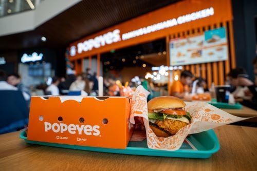 FOTO Popeyes a deschis un nou restaurant în România, tot cu saxofon din New Orleans