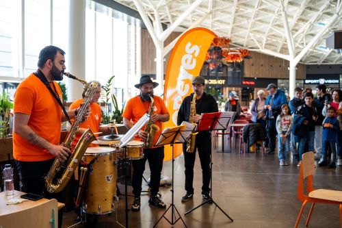 FOTO Popeyes a deschis un nou restaurant în România, tot cu saxofon din New Orleans