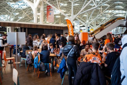 FOTO Popeyes a deschis un nou restaurant în România, tot cu saxofon din New Orleans