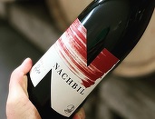 Vinul zilei: un Syrah românesc, din regiunea Beltiug, Satu Mare, cu arome de fructe negre și roșii, piper negru și eucalipt. Recomandat alături de steak de vițel, ragu de vită, friptură de porc sau miel la grătar