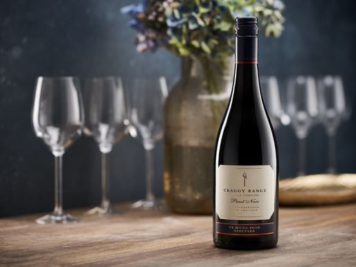 Vinul zilei: un Pinot Noir impresionant, excelent alături de preparate precum rață confiată, miel în crustă de ierburi, brânzeturi maturate sau risotto cu ciuperci sălbatice. Cotat cu 97 puncte James Suckling, 95 puncte Decanter și 95 puncte Vinous