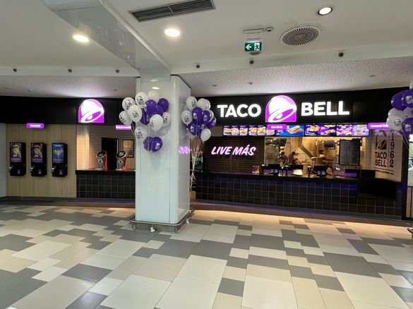 FOTO Taco Bell se extinde în România. Cât câștigă un bucătar sau casier