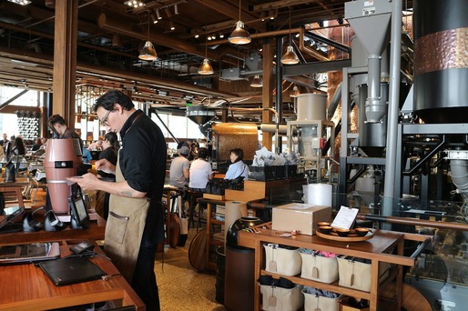 VIDEO INEDT - Starbucks a deschis o cafenea cu totul specială, cu vedere la ultima frontieră a Războiului Rece