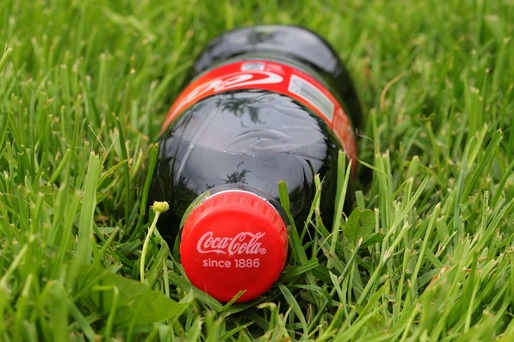 Coca-Cola, unul dintre cei mai mari poluatori cu plastic din lume, și-a diminuat considerabil obiectivele de reciclare și reutilizare pentru zeci de miliarde de ambalaje