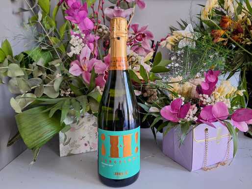 Vinul zilei: o cava frumos construită, cu nuanțe florale și de citrice, un vin proaspăt și exuberant. Un excelent aperitiv sau savuros alături de fructe de mare, sushi sau deserturi ușoare