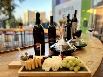 Vinul zilei: un cupaj roșu din Merlot, Cabernet Sauvignon și Burgund Mare, din Banat-Silagiu, cu arome savuroase de fructe de pădure, vișine, ciocolată neagră și condimente