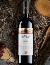 Vinul zilei: un Merlot remarcabil, de la o cramă din Dealu Mare care aduce tradiția viticolă italiană în inima României. Note de mure, afine, cireșe, coacăze, ierburi aromate, accente balsamice și de lemn dulce