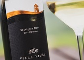 Vinul zilei: un Sauvignon Blanc discret și elegant, bine susținut de aciditate și mineralitate, savuros alături de brânzeturi de capră, carne de pui și curcan, fructe de mare sau salate