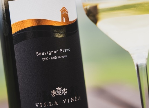 Vinul zilei: un Sauvignon Blanc discret și elegant, bine susținut de aciditate și mineralitate, savuros alături de brânzeturi de capră, carne de pui și curcan, fructe de mare sau salate