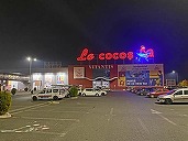 FOTO Lanțul românesc La Cocoș, care a intrat în luptă cu marile supermarketuri, se extinde de Ziua Unirii cu un nou hipermarket. Sute de persoane au așteptat să intre