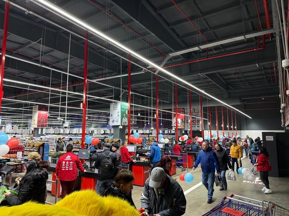 FOTO Lanțul românesc La Cocoș, care a intrat în luptă cu marile supermarketuri, se extinde de Ziua Unirii cu un nou hipermarket. Sute de persoane au așteptat să intre