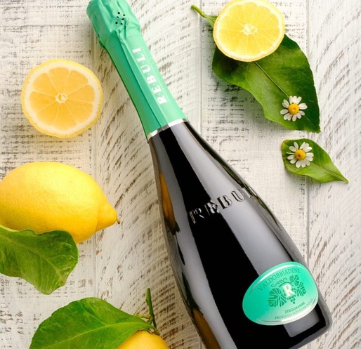 Vinul zilei: un Prosecco simpatic și catifelat, cu perlaj fin și note de flori și fructe. Imaginează-ți un dans floral de salcâm, un party de fruct pietros, răcoritor și un final aromatic și bine echilibrat