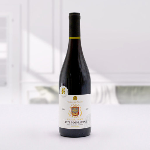 Vinul zilei: un cupaj roșu din sudul Văii Ronului, obținut din Grenache, Syrah și Mourvèdre, cu un mix de fructe roșii și negre, delicat asezonate cu note de ciocolată și condimente dulci