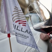 Vinul zilei: un Bordeaux Blend din Merlot și Cabernet Franc, cu note olfactive de fructe negre, vanilie și condimente. Pe palat se dezvăluie catifelat, cu arome de prune, coacăze negre și ciocolată neagră