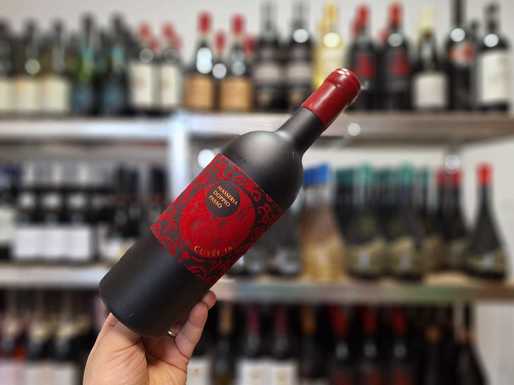 Vinul zilei: un cupaj roșu italian cotat cu 98 puncte Luca Maroni. Dezvăluie note olfactive de fructe roșii, dulcețuri, condimente și tutun. Un vin potrivit alături de mezeluri, tapas, carne la grătar sau brânzeturi maturate