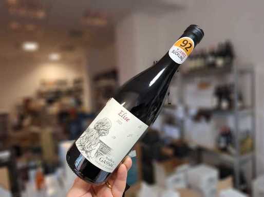 Vinul zilei: un cupaj de Merlot și Syrah provenit din Languedoc, produs de o cramă cu tradiție, un vin cu arome de fructe negre și roșii, cu final dulce-amărui. Cotat cu 92 puncte James Suckling