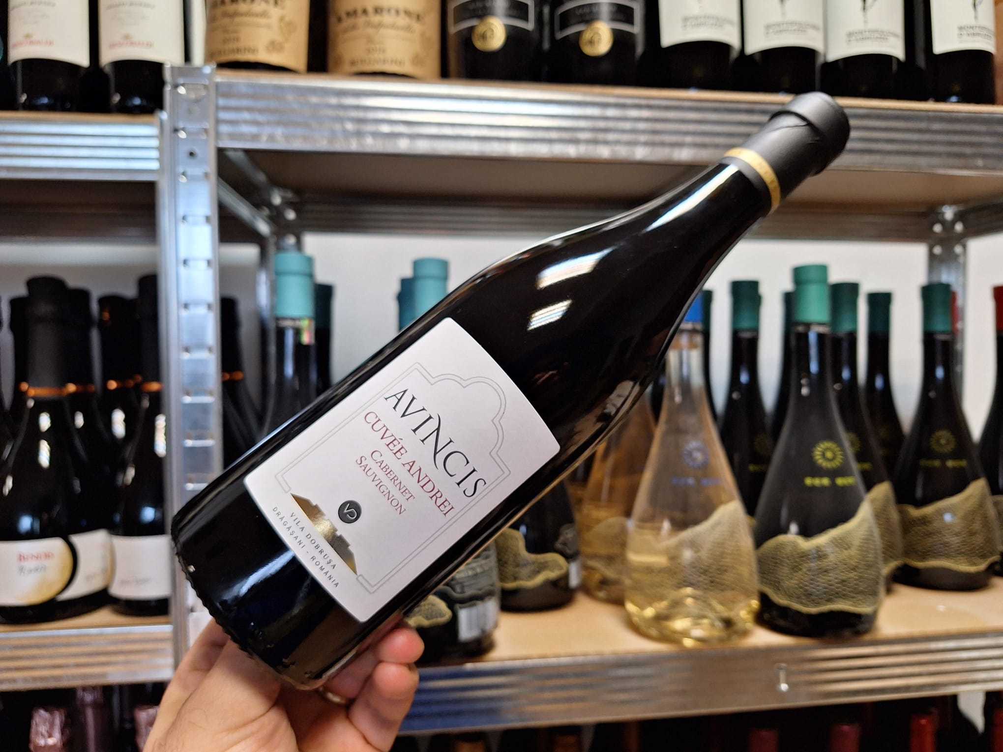 Vinul zilei: un Cabernet Sauvignon de la o cramă românească de prestigiu, un vin cu parfum de prună coaptă, mure și alune de pădure. Pe palat, dezvăluie note de fructe, piper negru, vanilie și cimbru