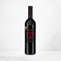 Vinul zilei: un Primitivo cotat cu 99 de puncte Luca Maroni, cu arome intense și fine de fructe mature și condimente, un vin savuros alături de carne la grătar, tocănițe sau brânzeturi maturate