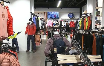 VIDEO Cum au devenit mall-urile locuri de socializare