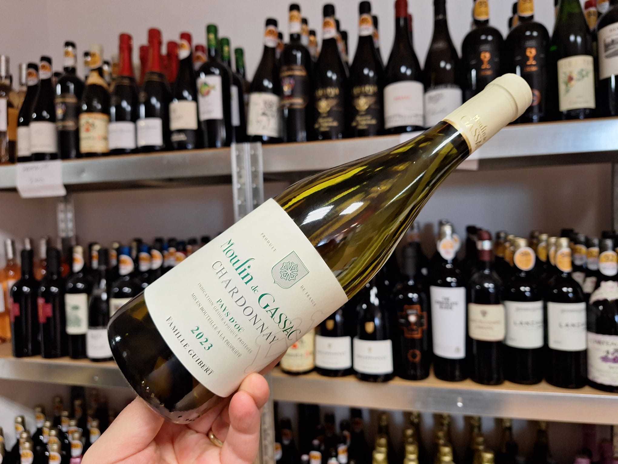 Vinul zilei: un Chardonnay hotărât din regiunea Languedoc, Franța, cu arome florale, de citrice, flori albe și discrete note minerale. De asociat cu aperitive ușoare, carne albă și pește