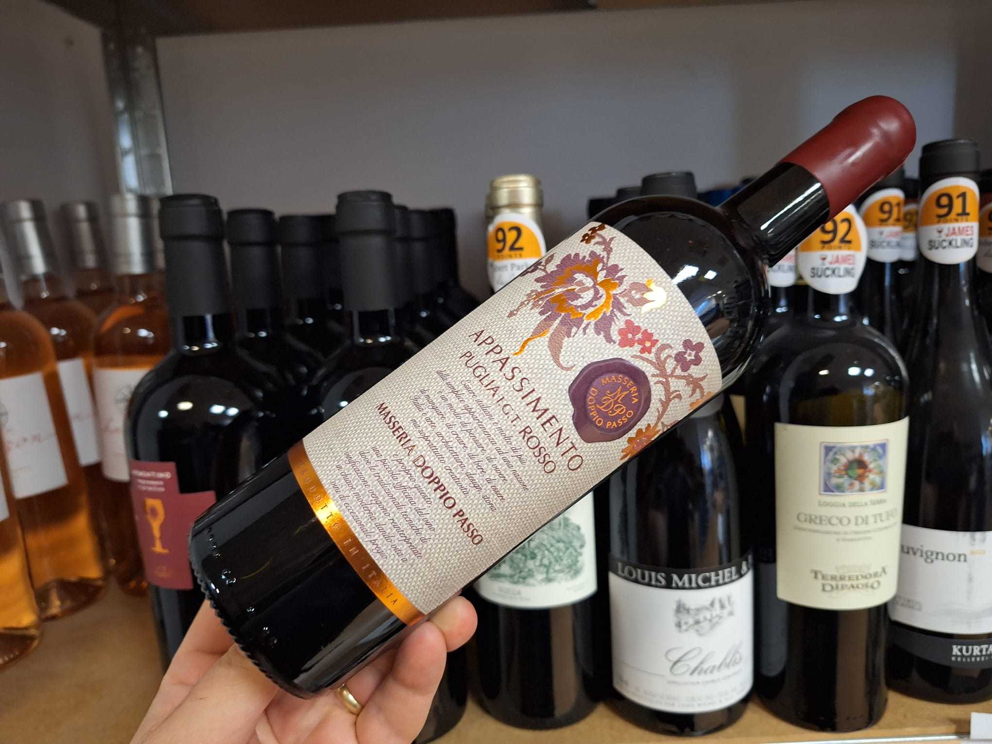 Vinul zilei: un cupaj roșu din regiunea Puglia, obținut din struguri locali, un vin cu arome fructate intense, companionul perfect pentru preparate din carne de rață, vânat, carne roșie sau brânzeturi maturate