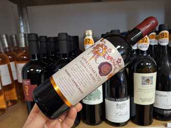 Vinul zilei: un cupaj roșu din regiunea Puglia, obținut din struguri locali, un vin cu arome fructate intense, companionul perfect pentru preparate din carne de rață, vânat, carne roșie sau brânzeturi maturate