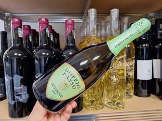 Vinul zilei: un Prosecco strălucitor, cu perlaj persistent și arome de pere zemoase, mere verzi și citrice proaspete. Savuros ca atare sau alături de tarte cu fructe sau macarons