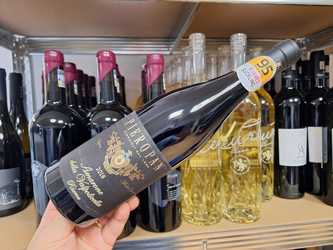 Vinul zilei: un cupaj roșu italian, cu arome intense de cireșe negre, prune uscate, ciocolată amară și cafea, completate de note de piele și fine accente balsamice. Textură catifelată, taninuri ferme, 95 puncte James Suckling