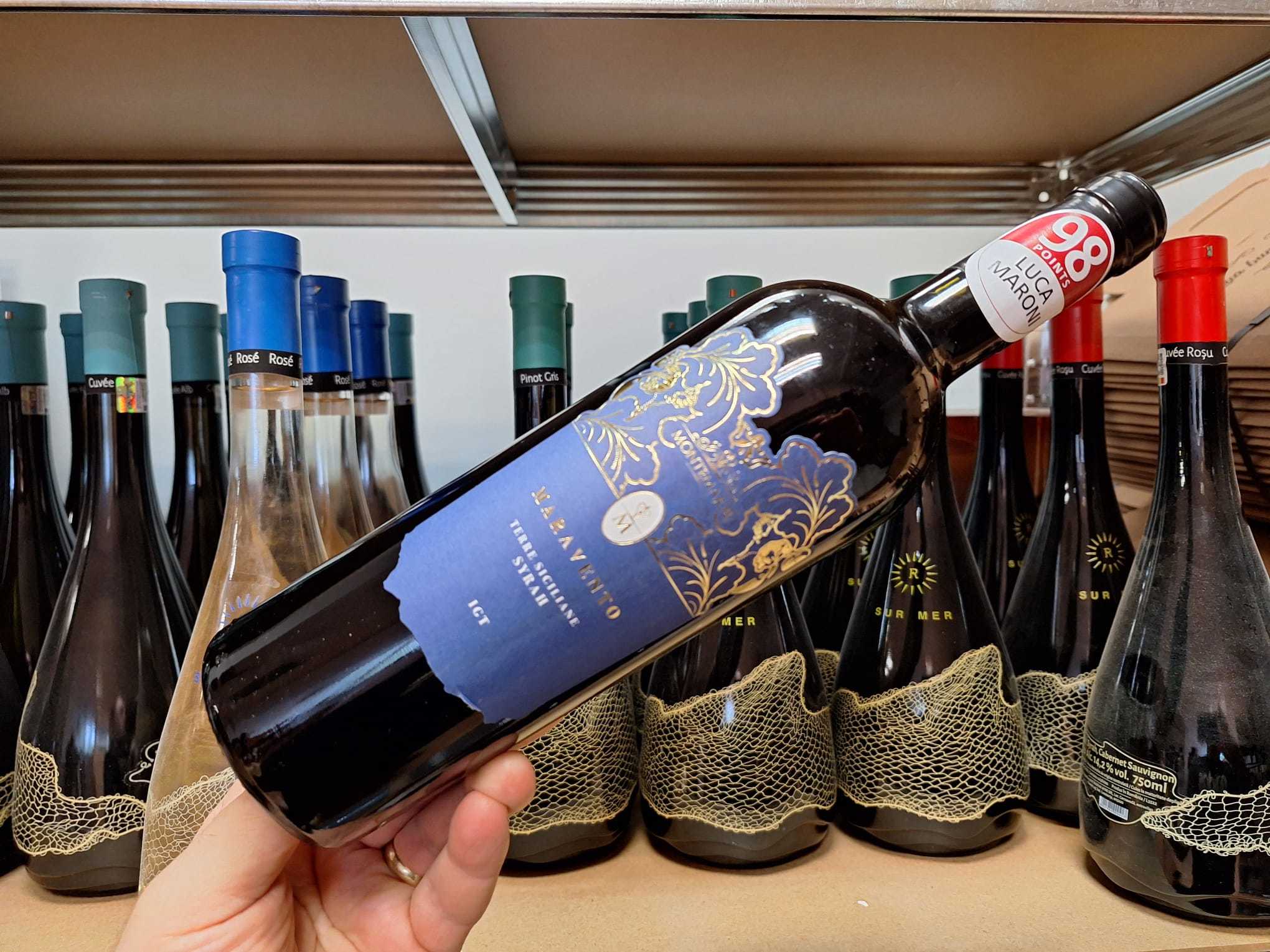 Vinul zilei: un Syrah spectaculos, cotat cu 98 puncte Luca Maroni, desemnat de unii experți “cel mai bun vin roșu din Italia”. Un Syrah în stil modern, intens, complex și versatil în asocieri culinare