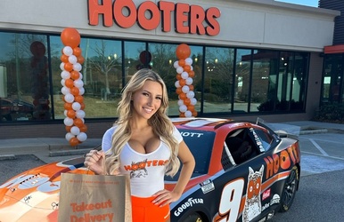 VIDEO Celebrul Hooters intră în faliment