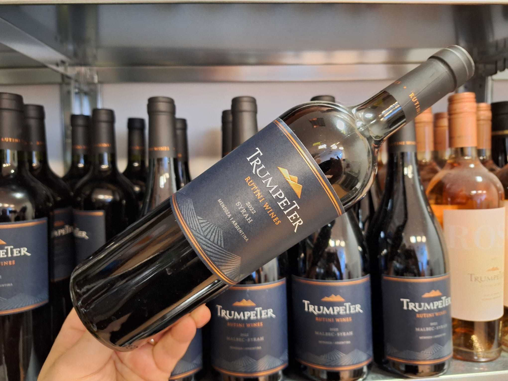 Vinul zilei: un Shiraz de Lume Nouă, cu buchet de fructe de pădure, ciocolată și tutun. Un vin roșu savuros, cu taninuri moi, aciditate ridicată, alcool bine integrat și un final condimentat